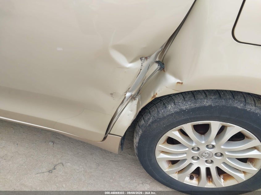 2014 TOYOTA SIENNA auction photo 6