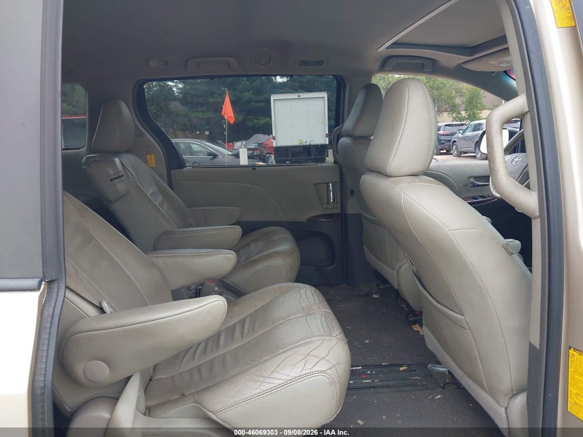 2014 TOYOTA SIENNA auction photo 8