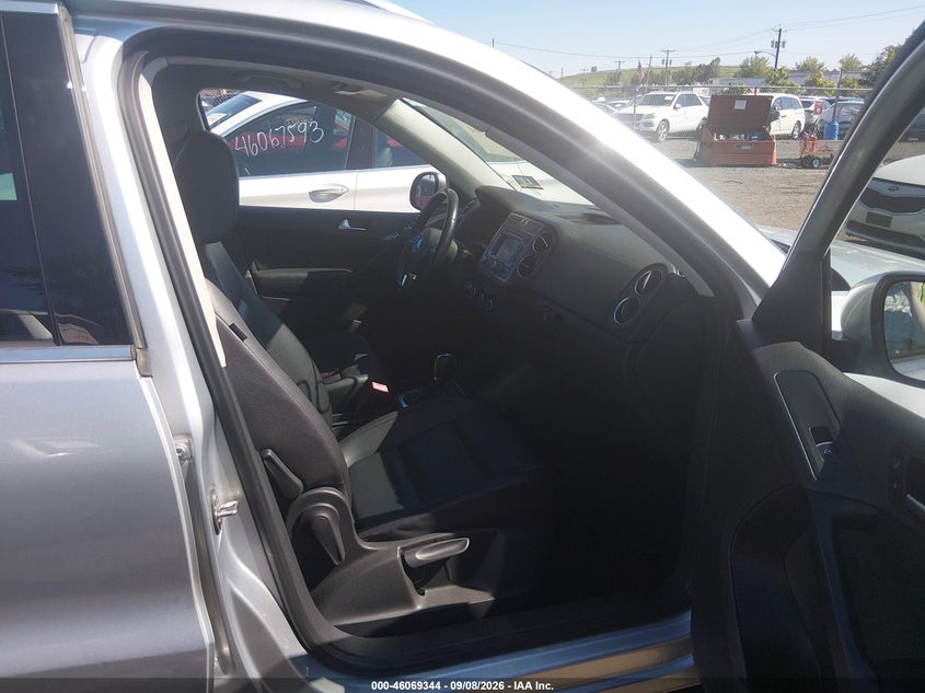 2011 VOLKSWAGEN TIGUAN auction photo 5