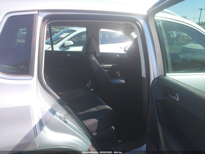 2011 VOLKSWAGEN TIGUAN auction photo 8