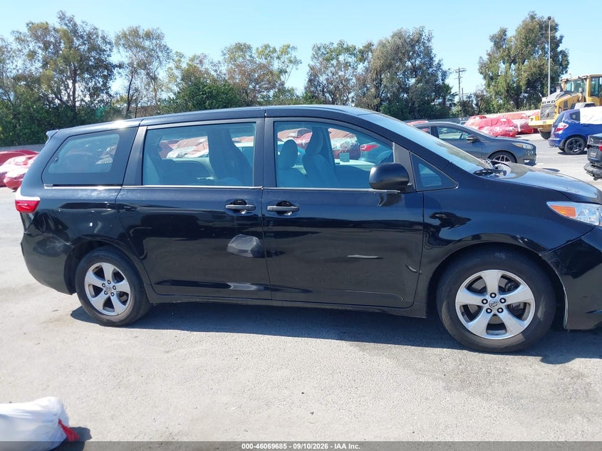 TOYOTA SIENNA - zdjęcie 13