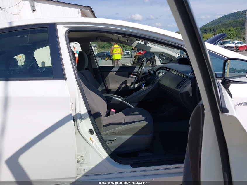 2013 TOYOTA PRIUS auction photo 5