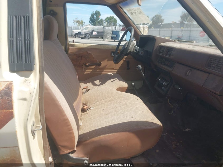 1986 TOYOTA PICKUP auction photo 5