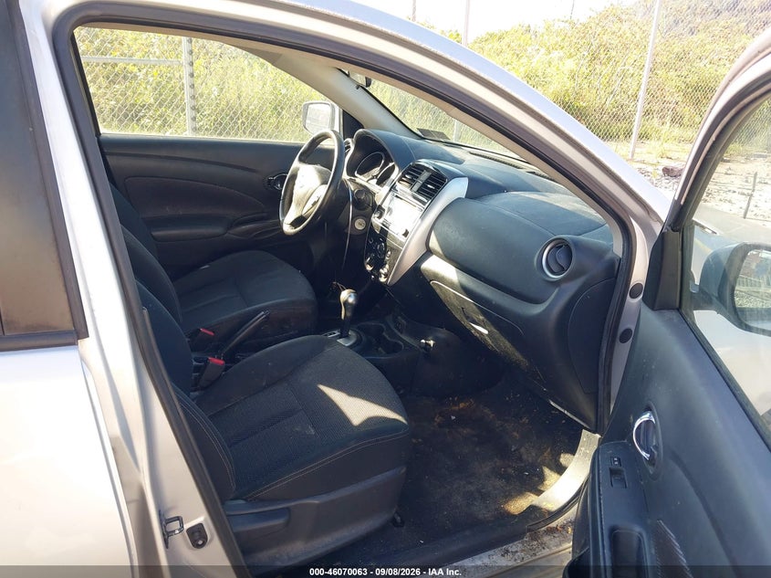 2017 NISSAN VERSA auction photo 5