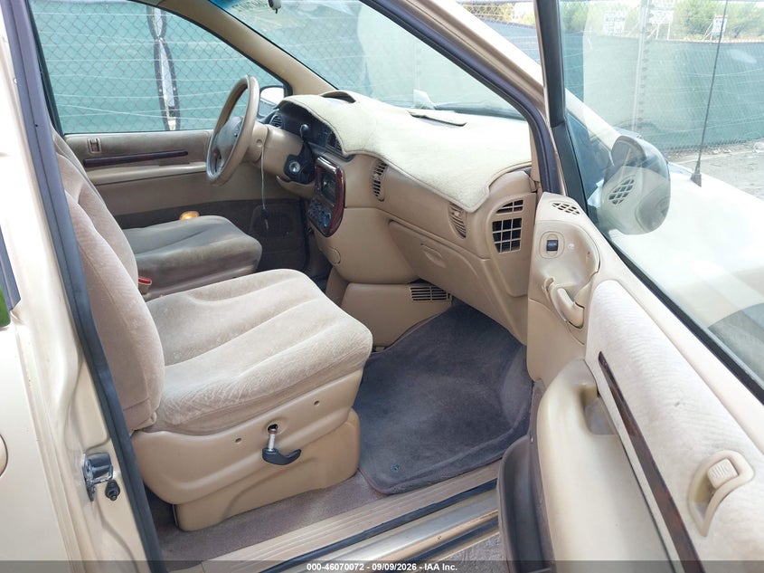 2000 CHRYSLER TOWN & COUNTRY auction photo 5