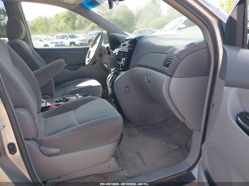 2005 TOYOTA SIENNA auction photo 5