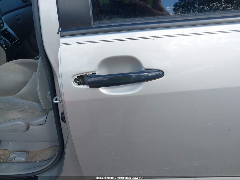 2005 TOYOTA SIENNA auction photo 6