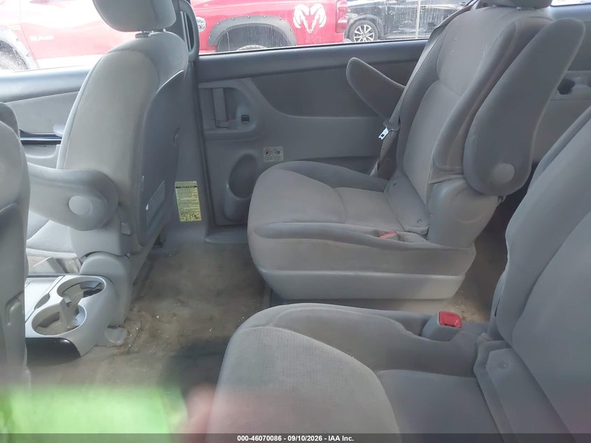 2005 TOYOTA SIENNA auction photo 8