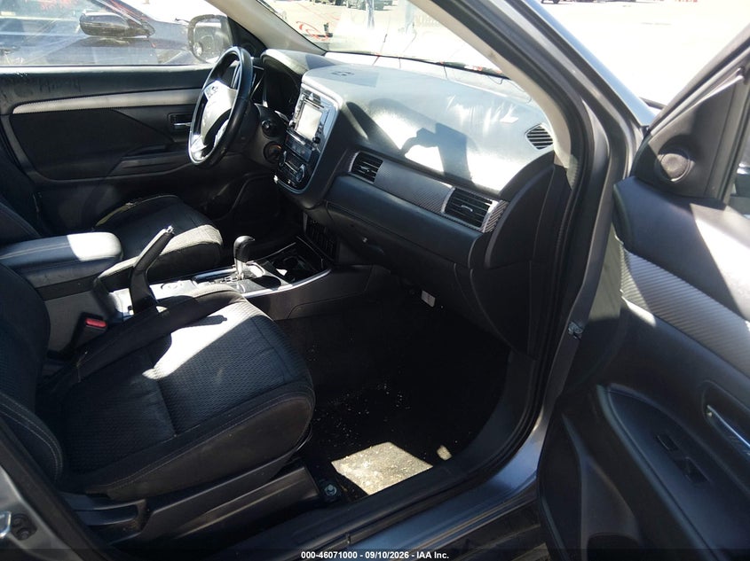 2017 MITSUBISHI OUTLANDER auction photo 5