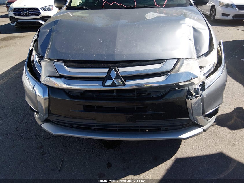 2017 MITSUBISHI OUTLANDER auction photo 6