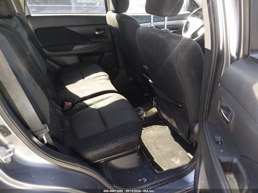 2017 MITSUBISHI OUTLANDER auction photo 8