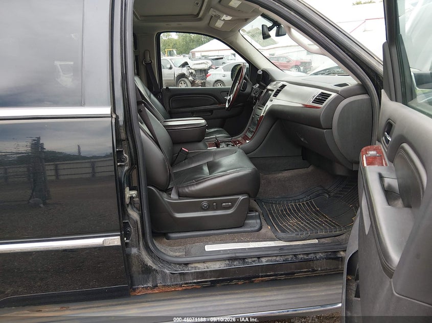 2010 CADILLAC ESCALADE auction photo 5