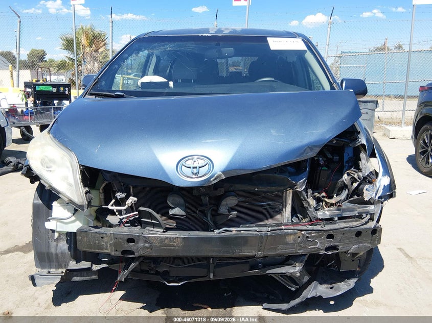 TOYOTA SIENNA - zdjęcie 12