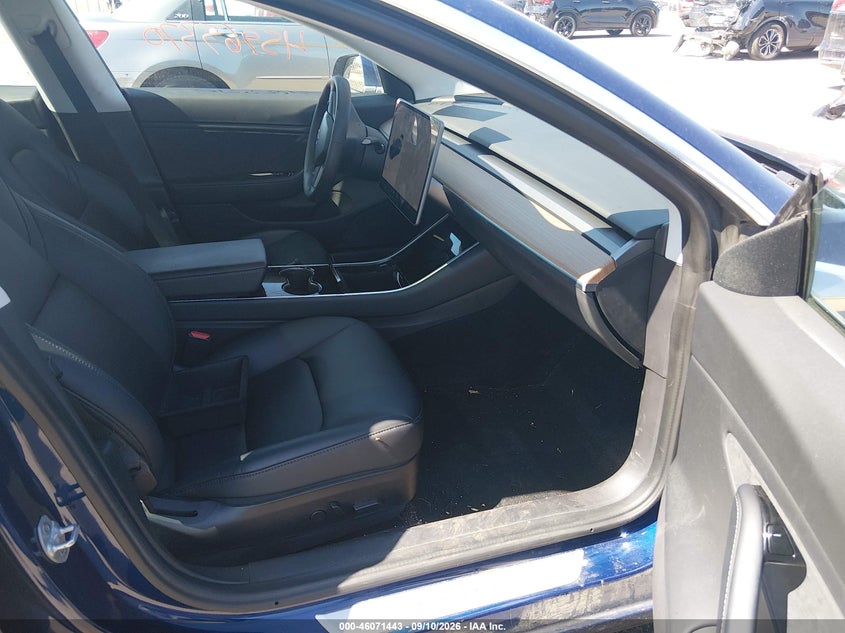 TESLA MODEL 3 - zdjęcie 5