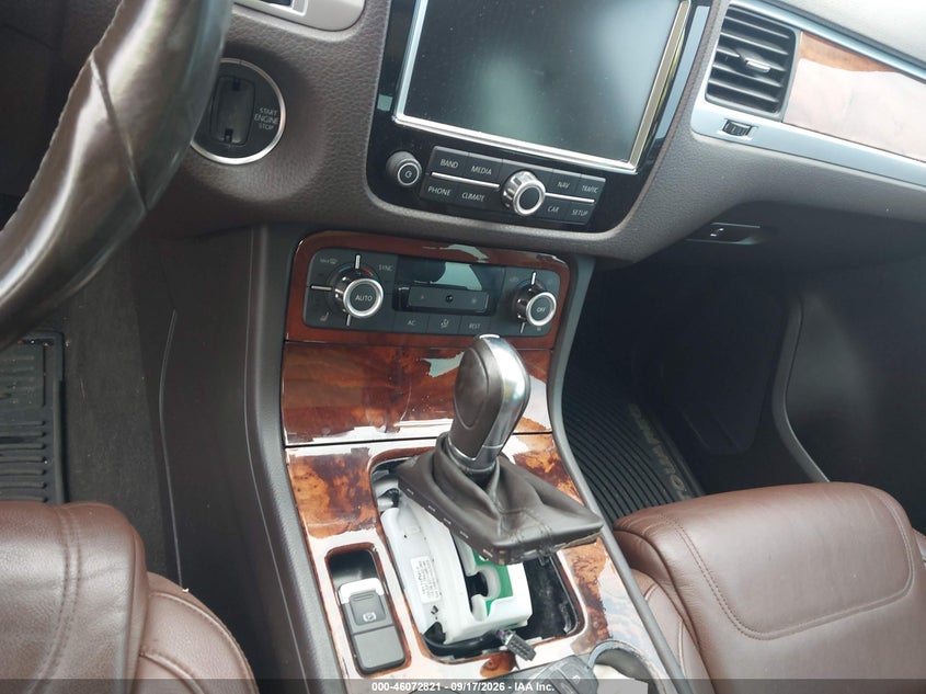 2012 VOLKSWAGEN TOUAREG auction photo 6