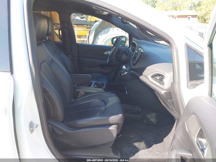 2025 CHRYSLER PACIFICA auction photo 5