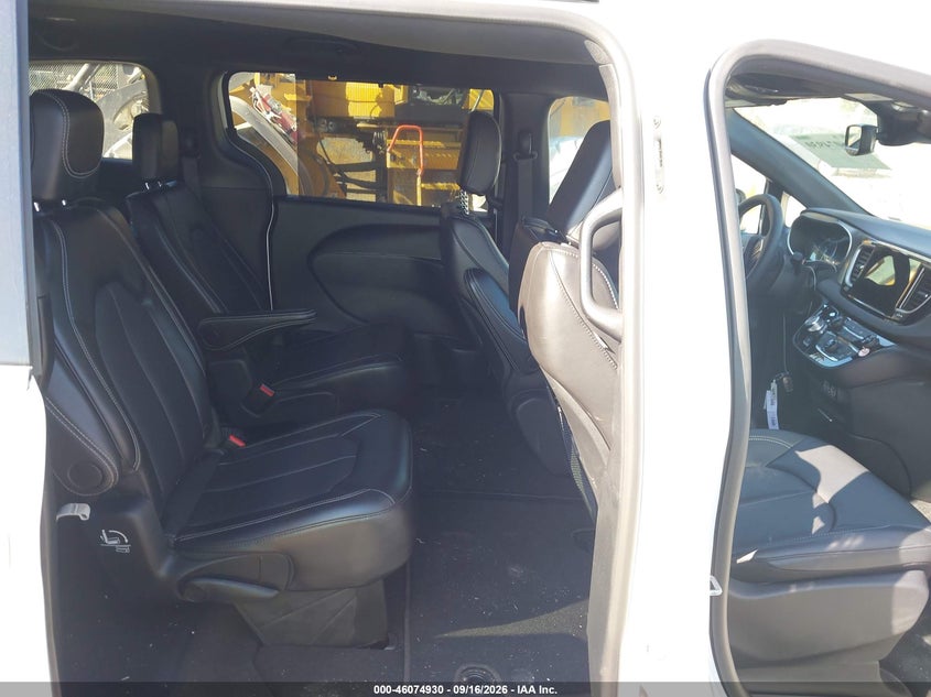 2025 CHRYSLER PACIFICA auction photo 8