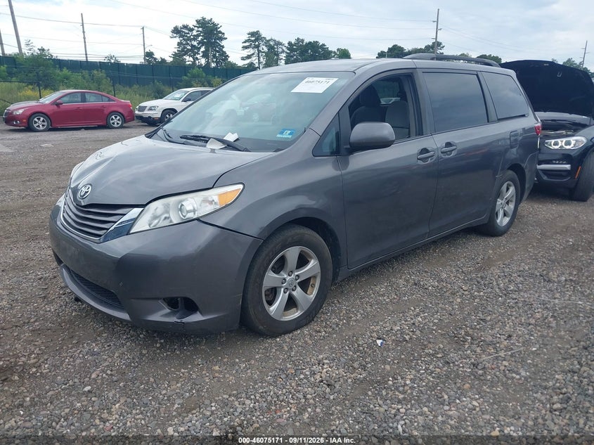 Vin: 5tdkz3dc4hs864921, lot: 46574718, toyota sienna le 8 passenger 20172