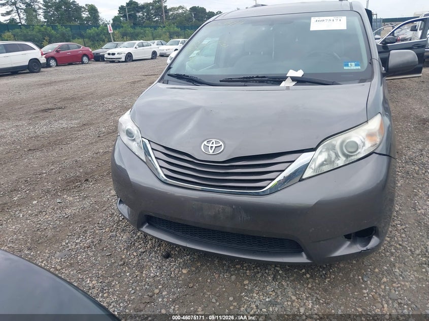 TOYOTA SIENNA - zdjęcie 12