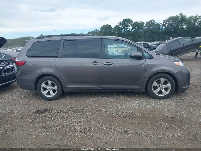 TOYOTA SIENNA - zdjęcie 13