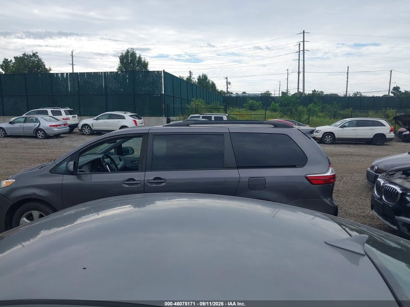 TOYOTA SIENNA - zdjęcie 14