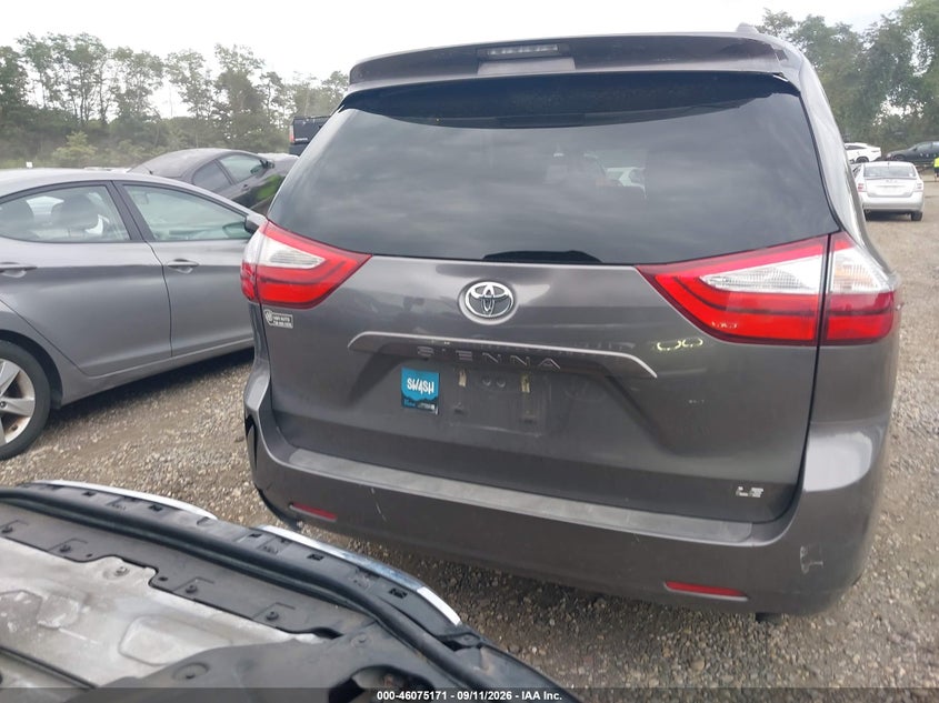 TOYOTA SIENNA - zdjęcie 16