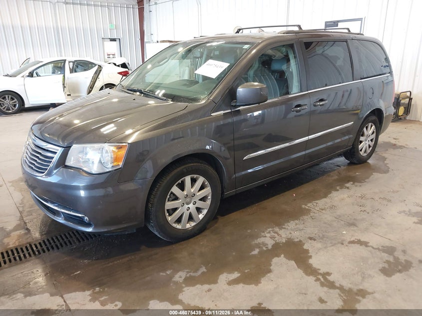 2015 CHRYSLER TOWN & COUNTRY auction photo 2