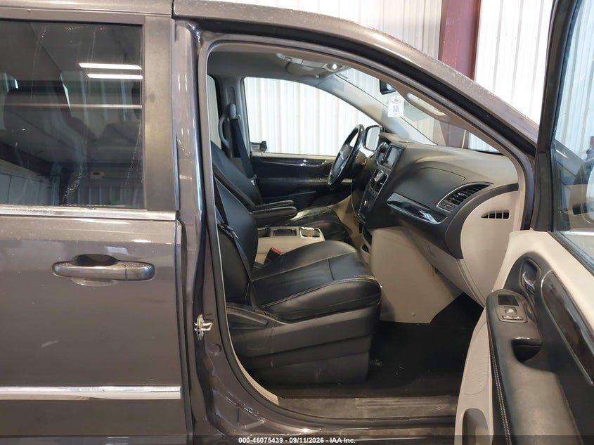 2015 CHRYSLER TOWN & COUNTRY auction photo 5