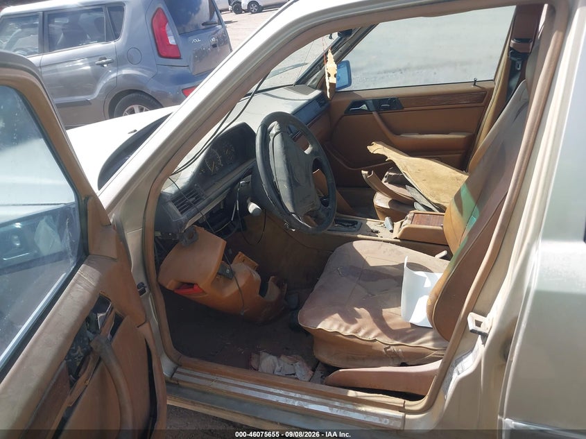 1994 MERCEDES-BENZ E auction photo 5