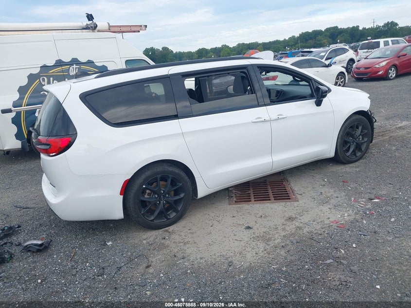 2025 CHRYSLER PACIFICA auction photo 4