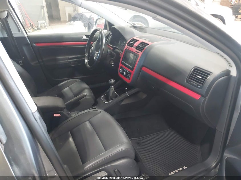 2010 VOLKSWAGEN JETTA auction photo 5