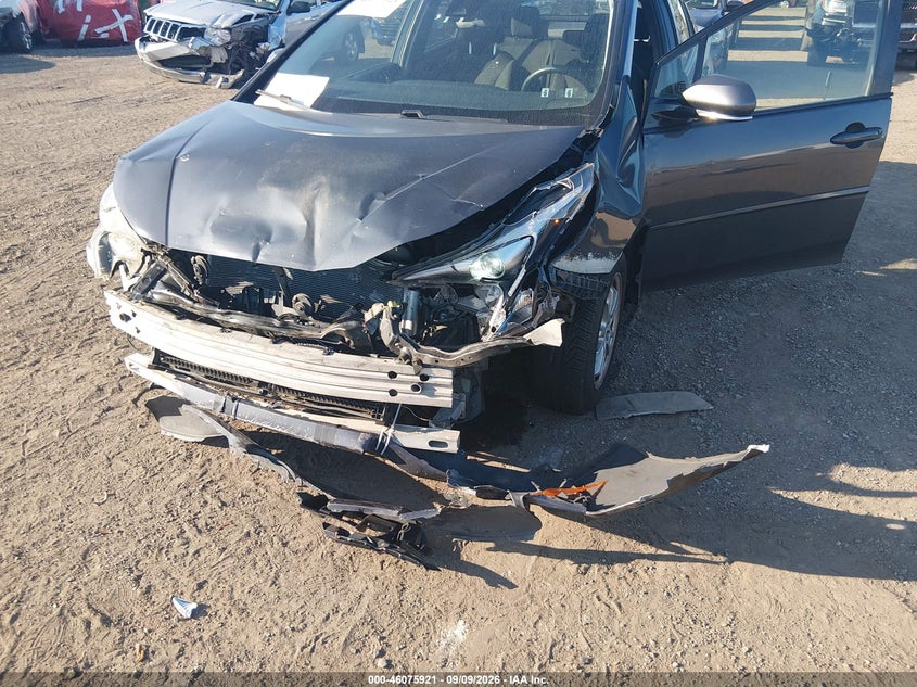 2017 TOYOTA PRIUS auction photo 6