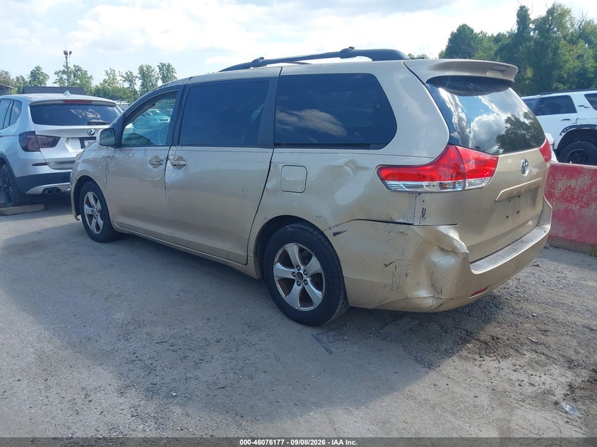 2011 TOYOTA SIENNA auction photo 3