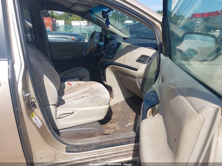 2011 TOYOTA SIENNA auction photo 5