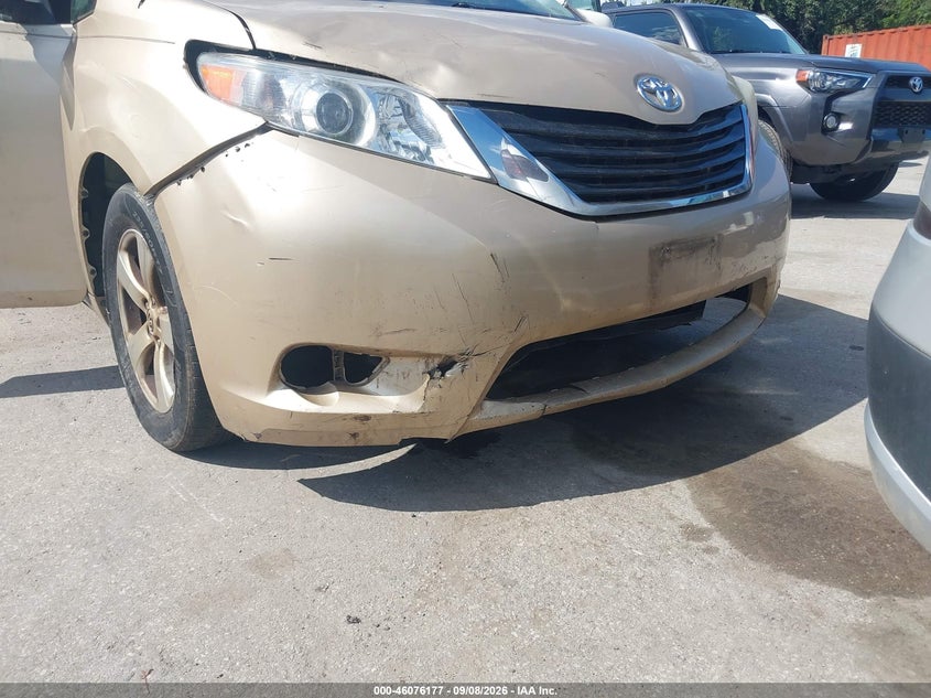 2011 TOYOTA SIENNA auction photo 6