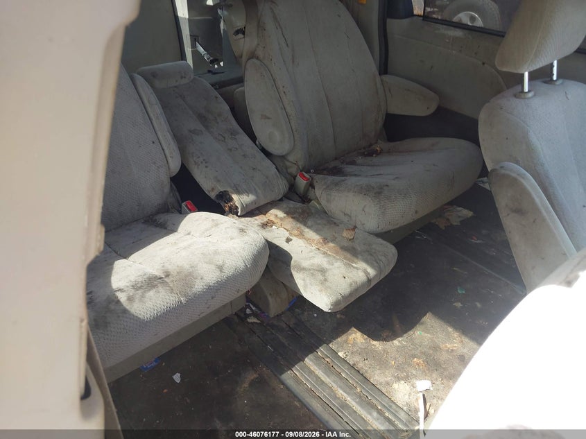 2011 TOYOTA SIENNA auction photo 8