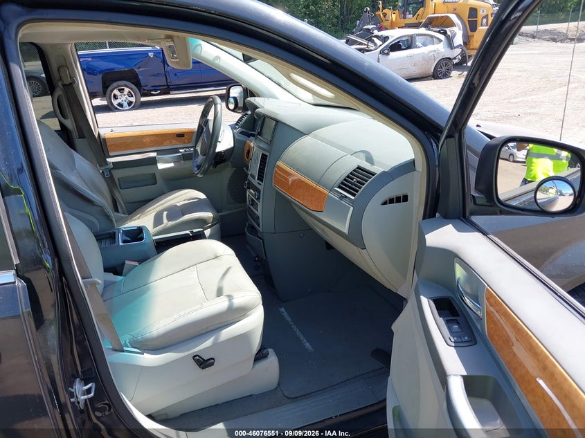 2008 CHRYSLER TOWN & COUNTRY auction photo 5