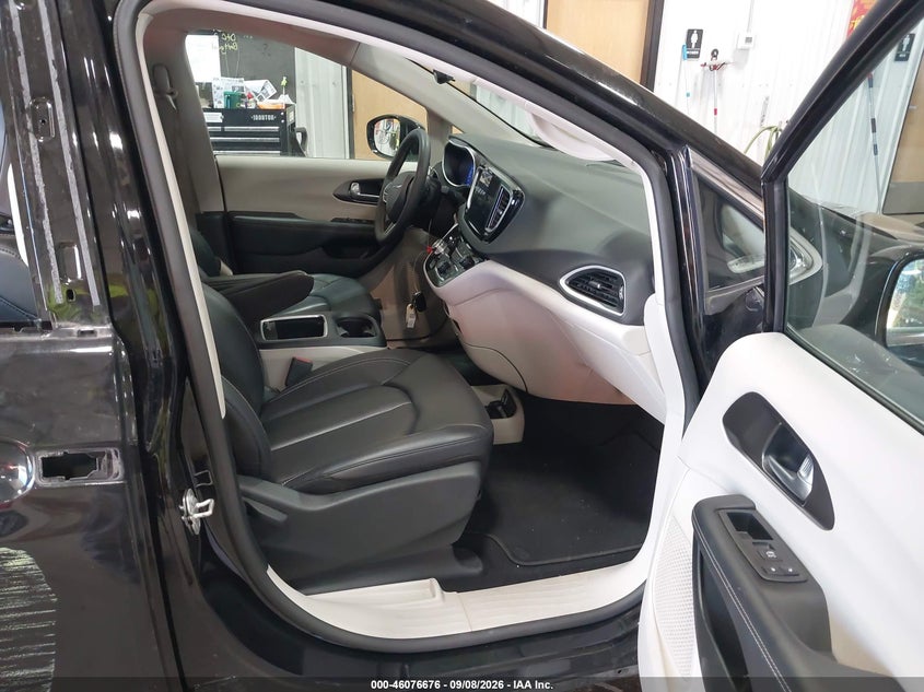 2024 CHRYSLER PACIFICA auction photo 5