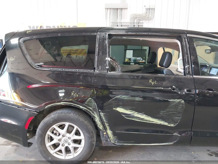 2024 CHRYSLER PACIFICA auction photo 6