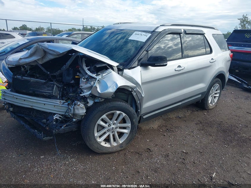 2016 FORD EXPLORER XLT · Photo 2