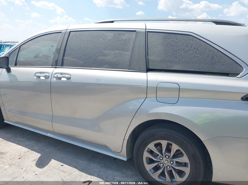 TOYOTA SIENNA - zdjęcie 14