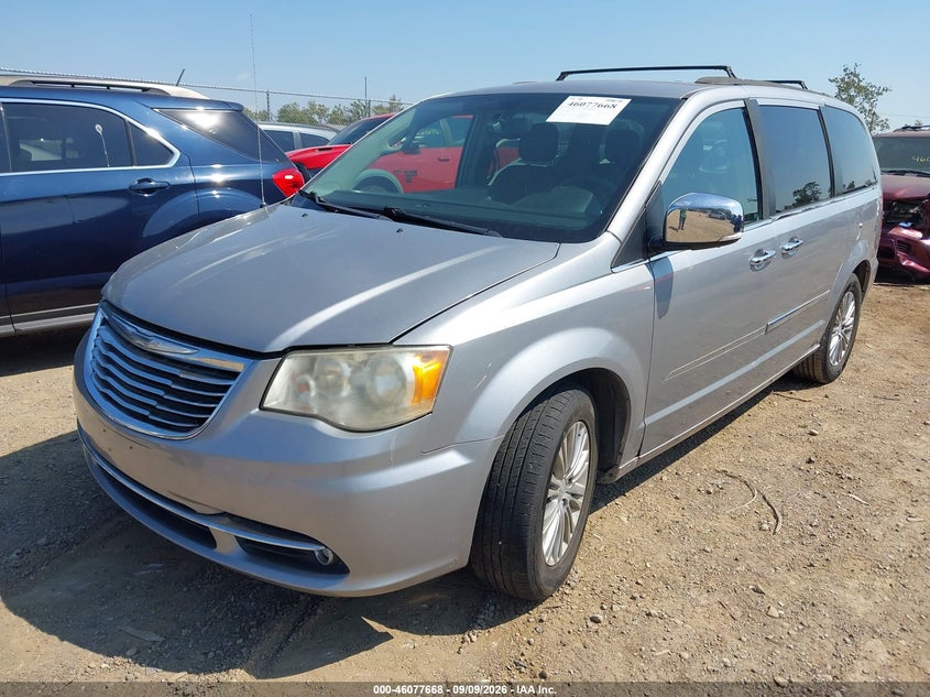 2015 CHRYSLER TOWN & COUNTRY auction photo 2