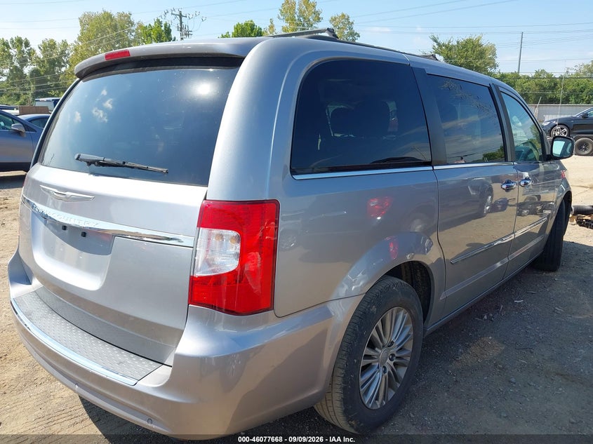 2015 CHRYSLER TOWN & COUNTRY auction photo 4