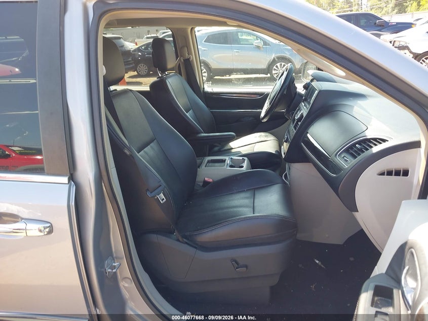 2015 CHRYSLER TOWN & COUNTRY auction photo 5