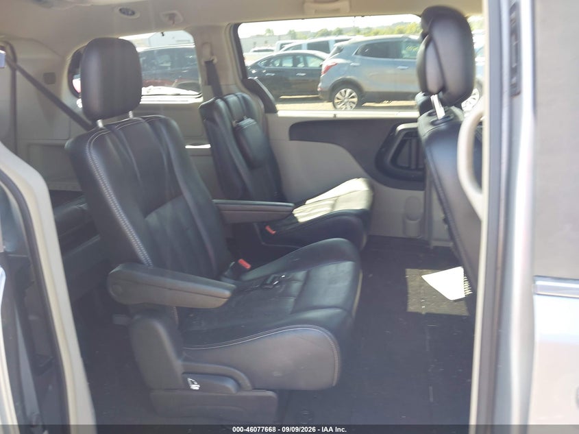 2015 CHRYSLER TOWN & COUNTRY auction photo 8