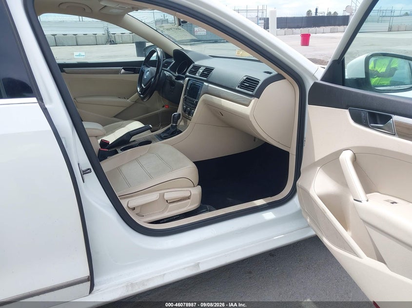 2017 VOLKSWAGEN PASSAT auction photo 5