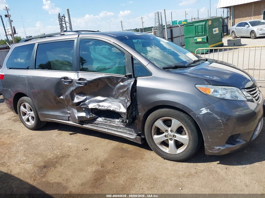 TOYOTA SIENNA - zdjęcie 13