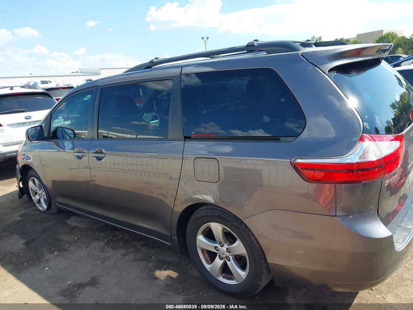 TOYOTA SIENNA - zdjęcie 14