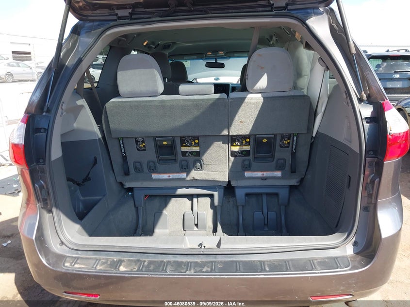 TOYOTA SIENNA - zdjęcie 17