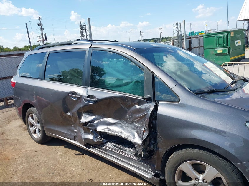TOYOTA SIENNA - zdjęcie 6